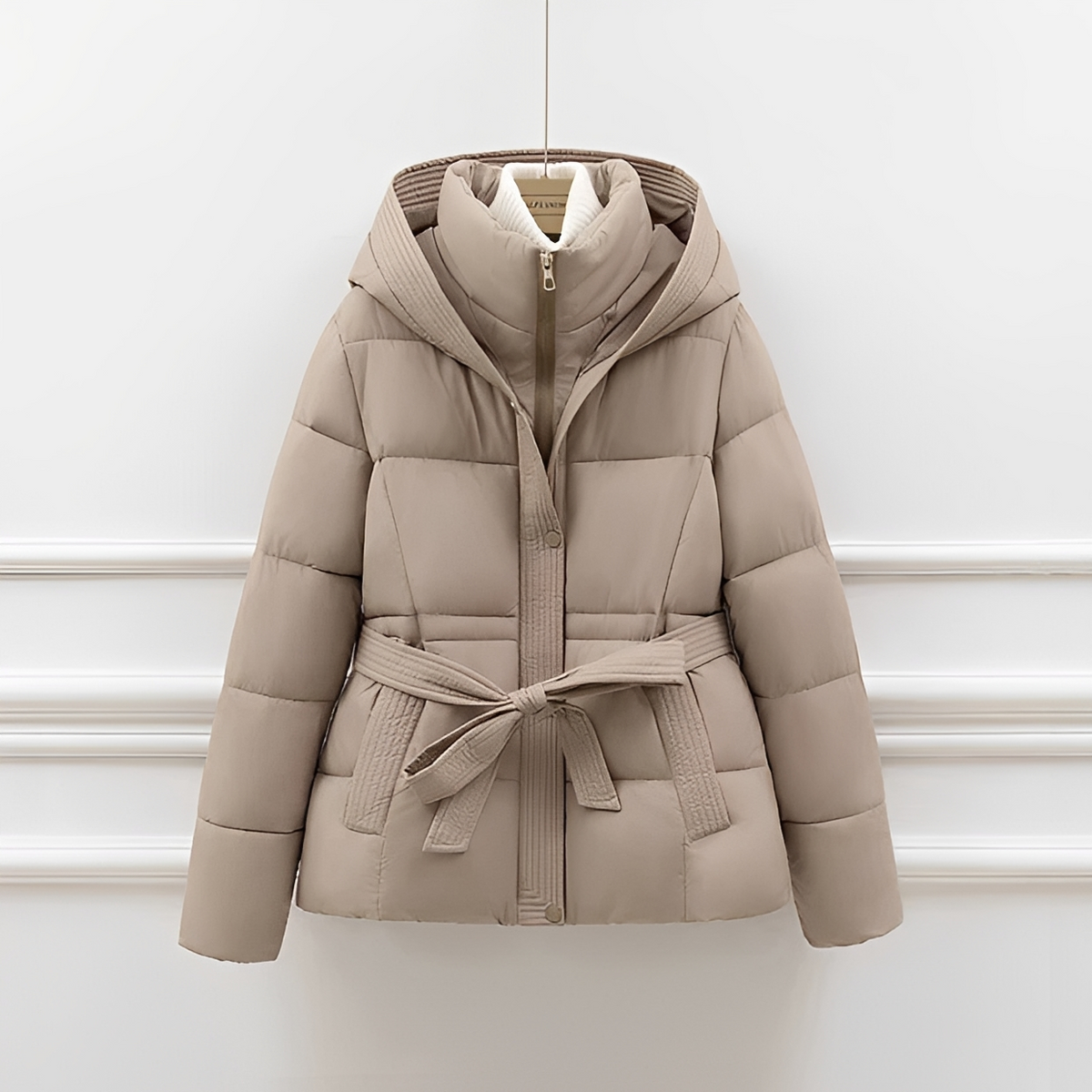 Jackalyn - Flauschige Jacke mit Kapuze und Gürtel