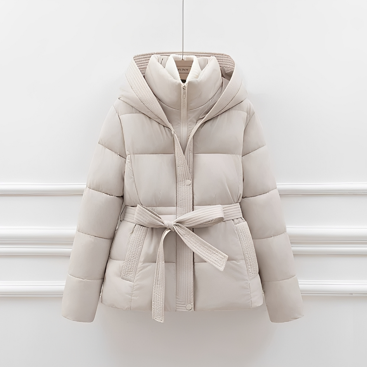 Jackalyn - Flauschige Jacke mit Kapuze und Gürtel