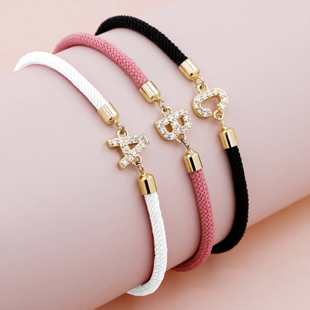 Calla – Flexibles Armband mit eingraviertem Anfangsbuchstaben