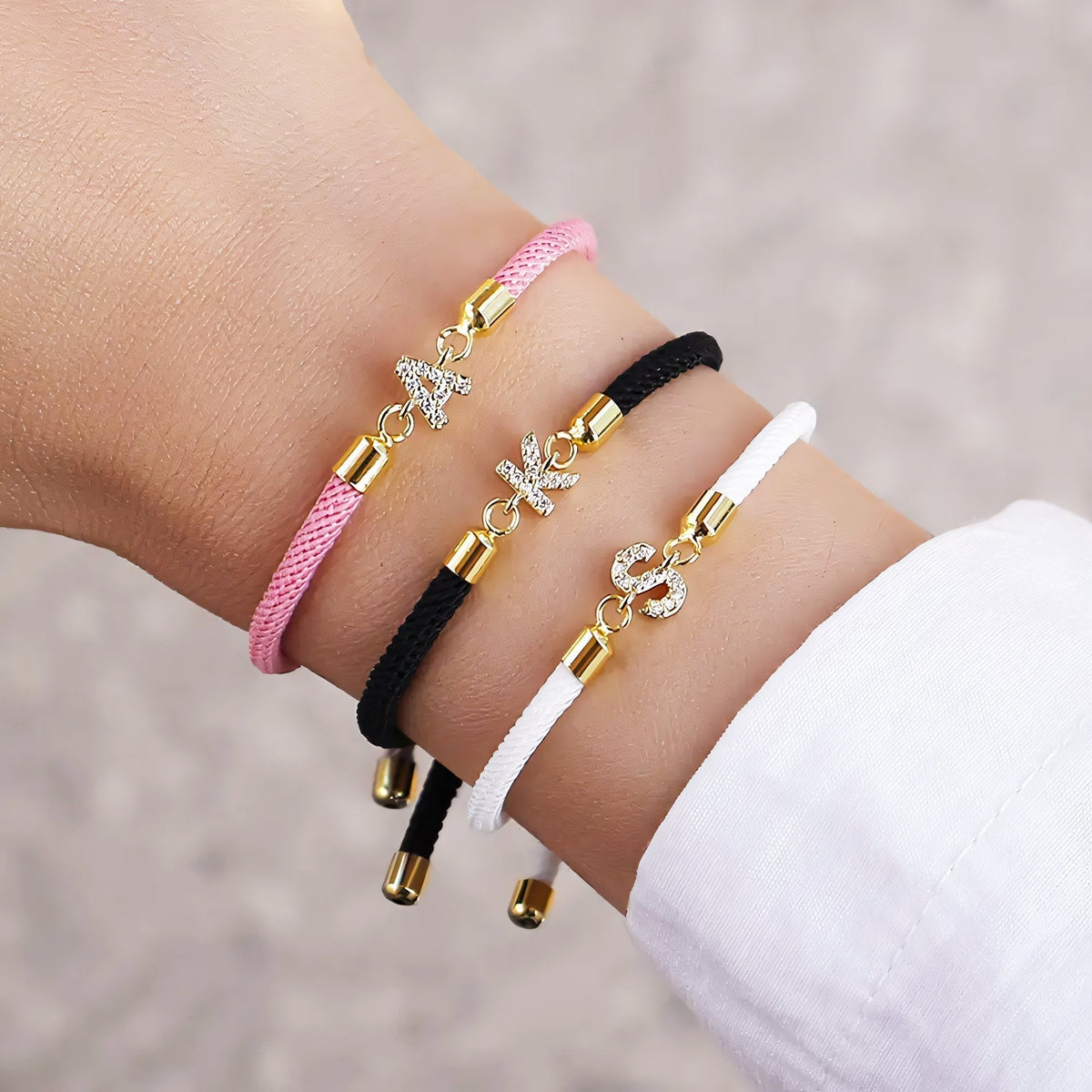 Calla – Flexibles Armband mit eingraviertem Anfangsbuchstaben
