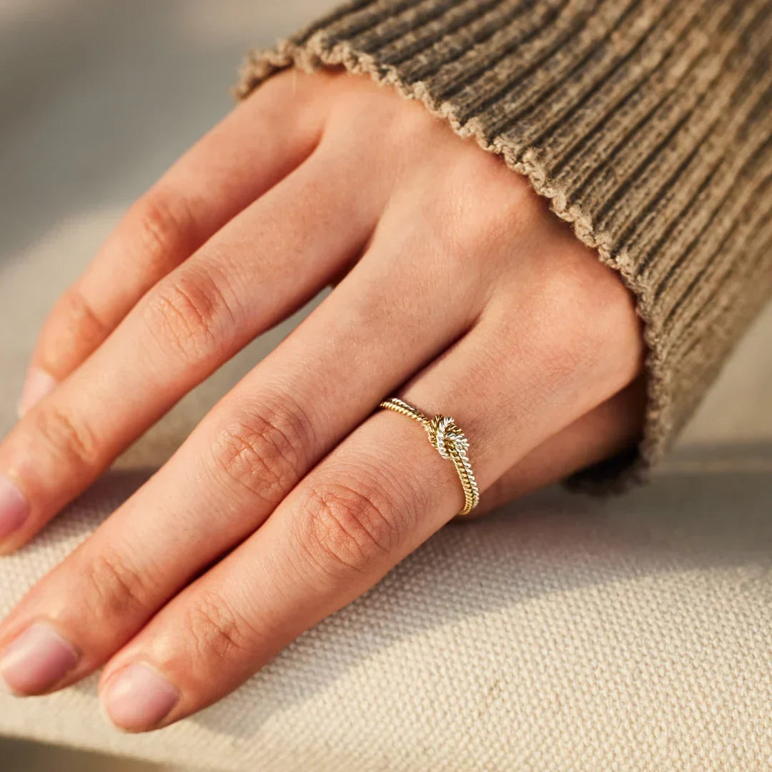 Bindungsring zwischen Mutter und Tochter - Ring mit 2 Strängen und Knoten