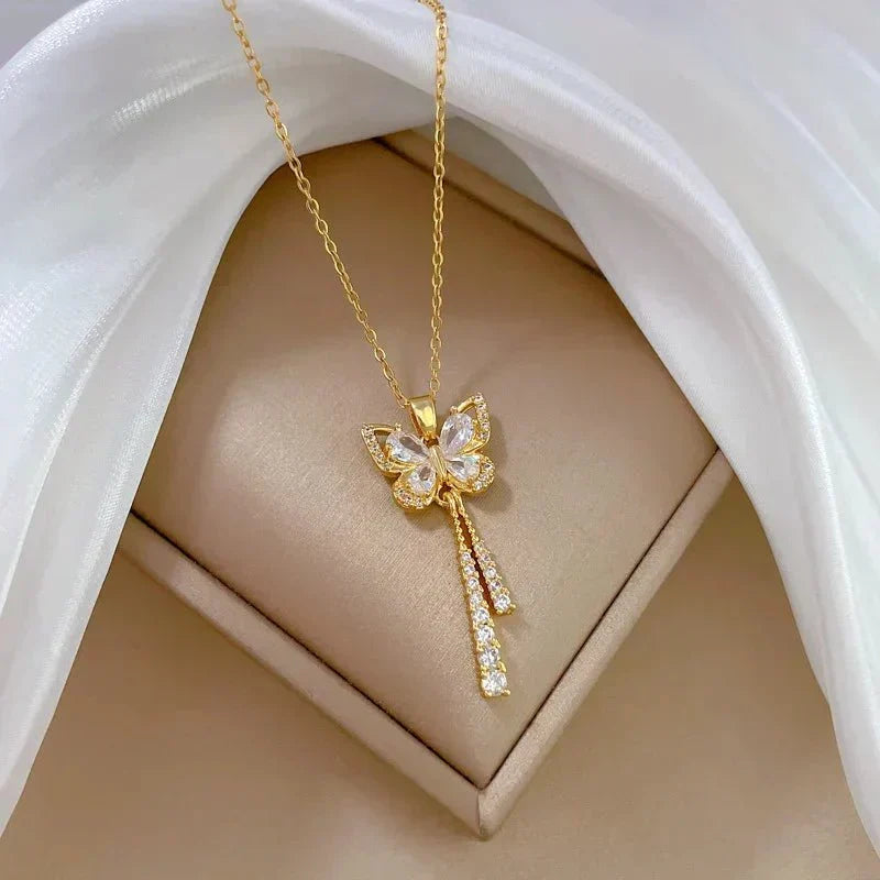 Avie – Funkelnde Schmetterlingshalskette mit Diamanten