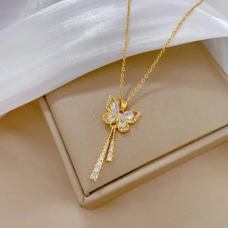 Avie – Funkelnde Schmetterlingshalskette mit Diamanten