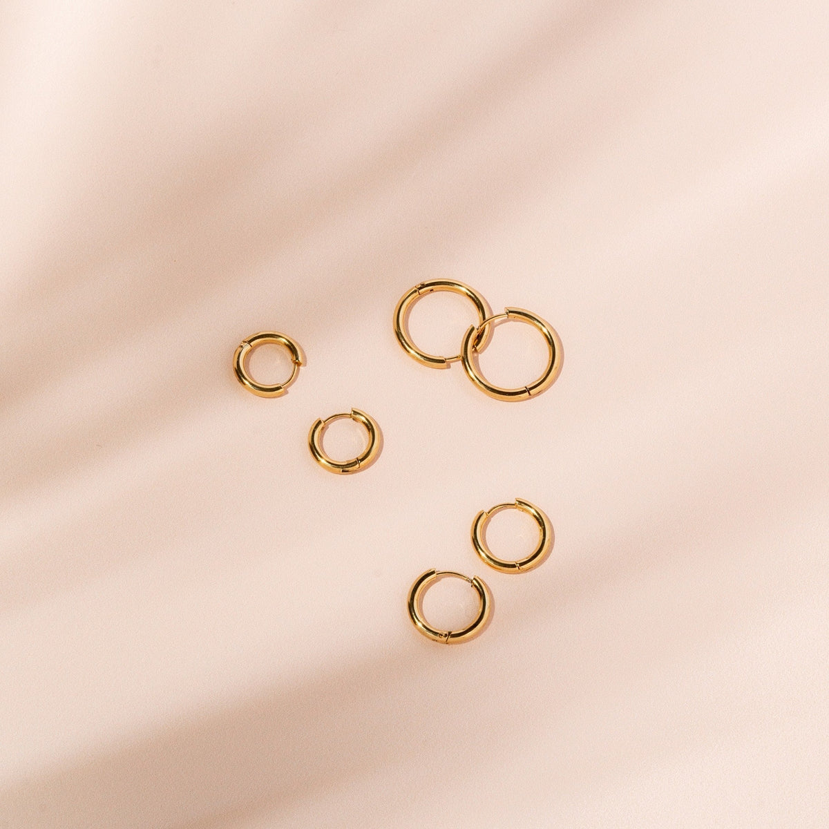 Clara – Klassische goldene wasserdichte Ohrringe