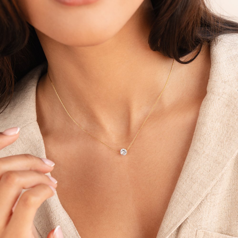 Amaris – goldene Halskette mit stilvollem rundem Kristall