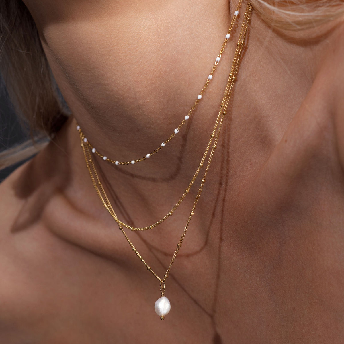 Aveline – Doppelhalskette mit goldfarbigen Perlen und Emaille