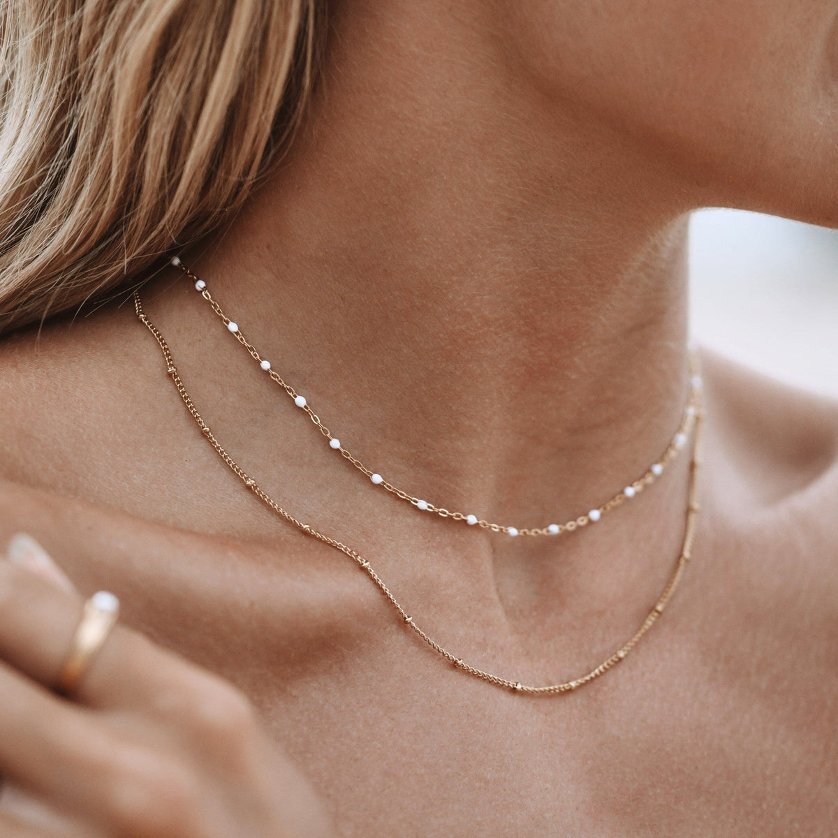 Aveline – Doppelhalskette mit goldfarbigen Perlen und Emaille