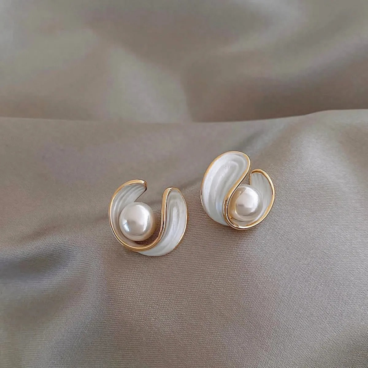 Alina – Exquisite Ohrringe mit weißem Opal, Perle und Gold