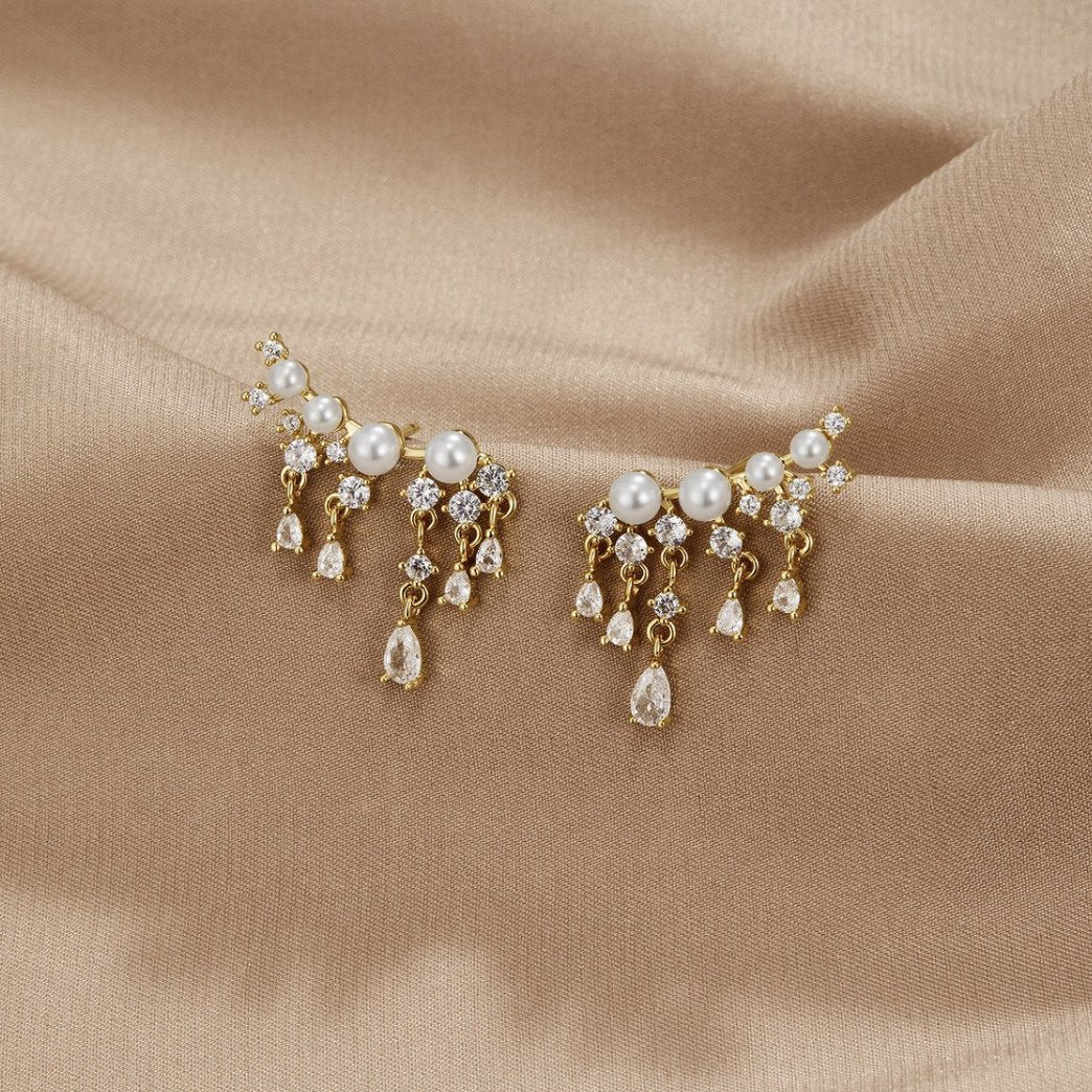 Fenia - Goldene Ohrringe mit Perlen und Quasten