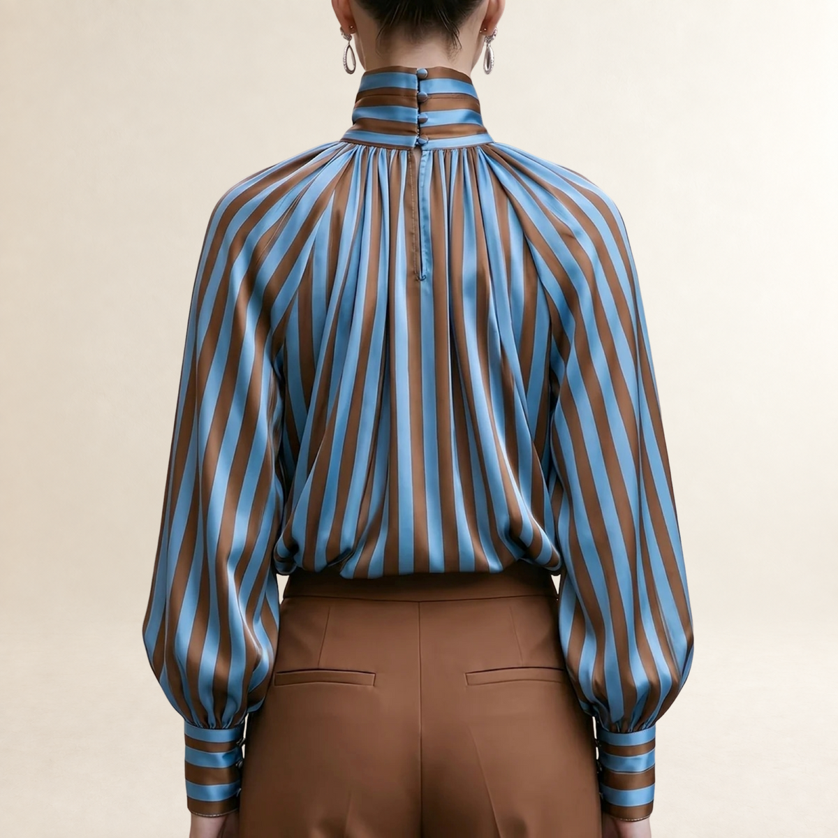 Damen Bluse mit hohem Kragen und Ballonärmeln - lockere Passform mit plissiertem Vorderteil
