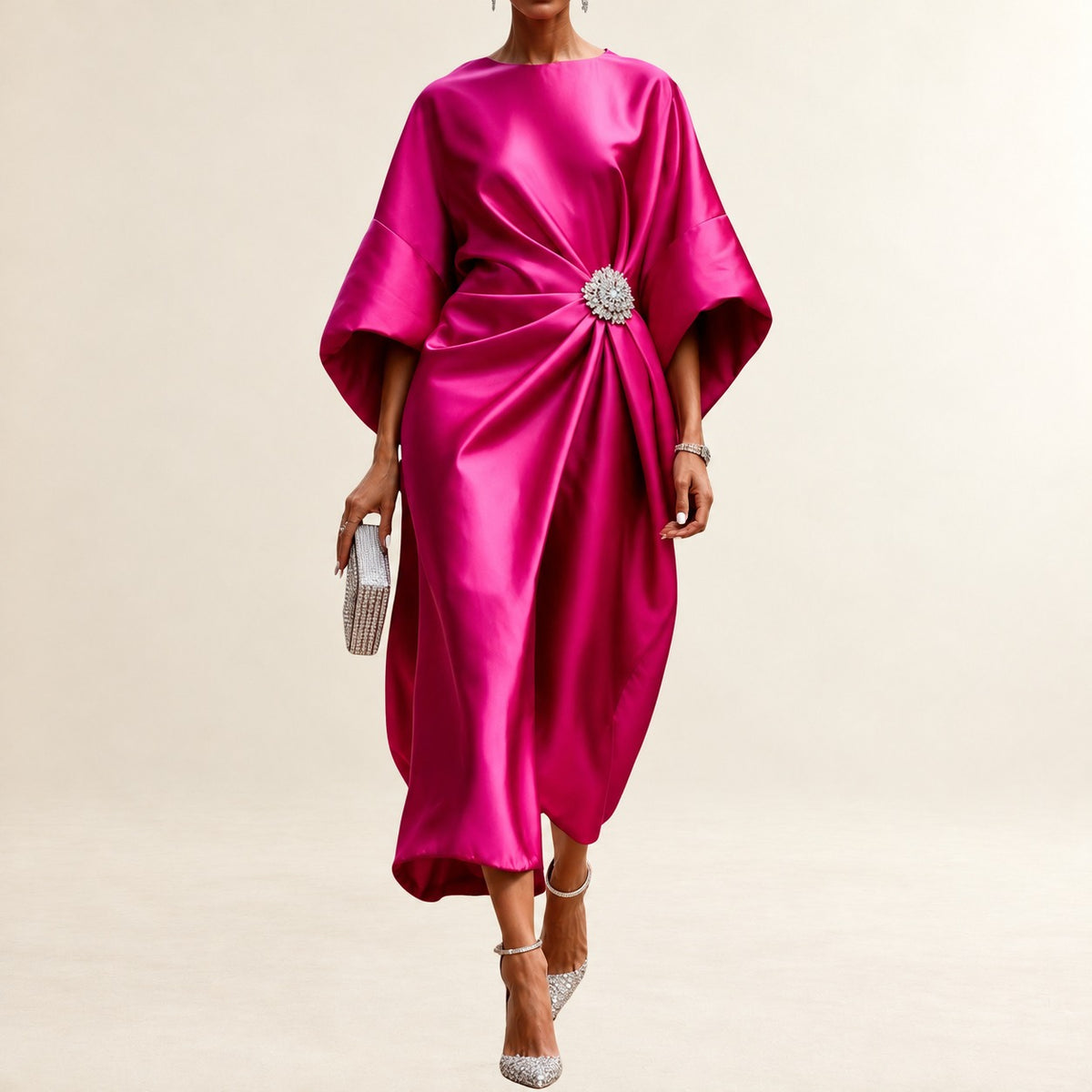 Damen Midi-Kleid mit Schiffskragen-Ausschnitt und weiten Kimonoärmeln - seitliche Drapierung mit Brosche