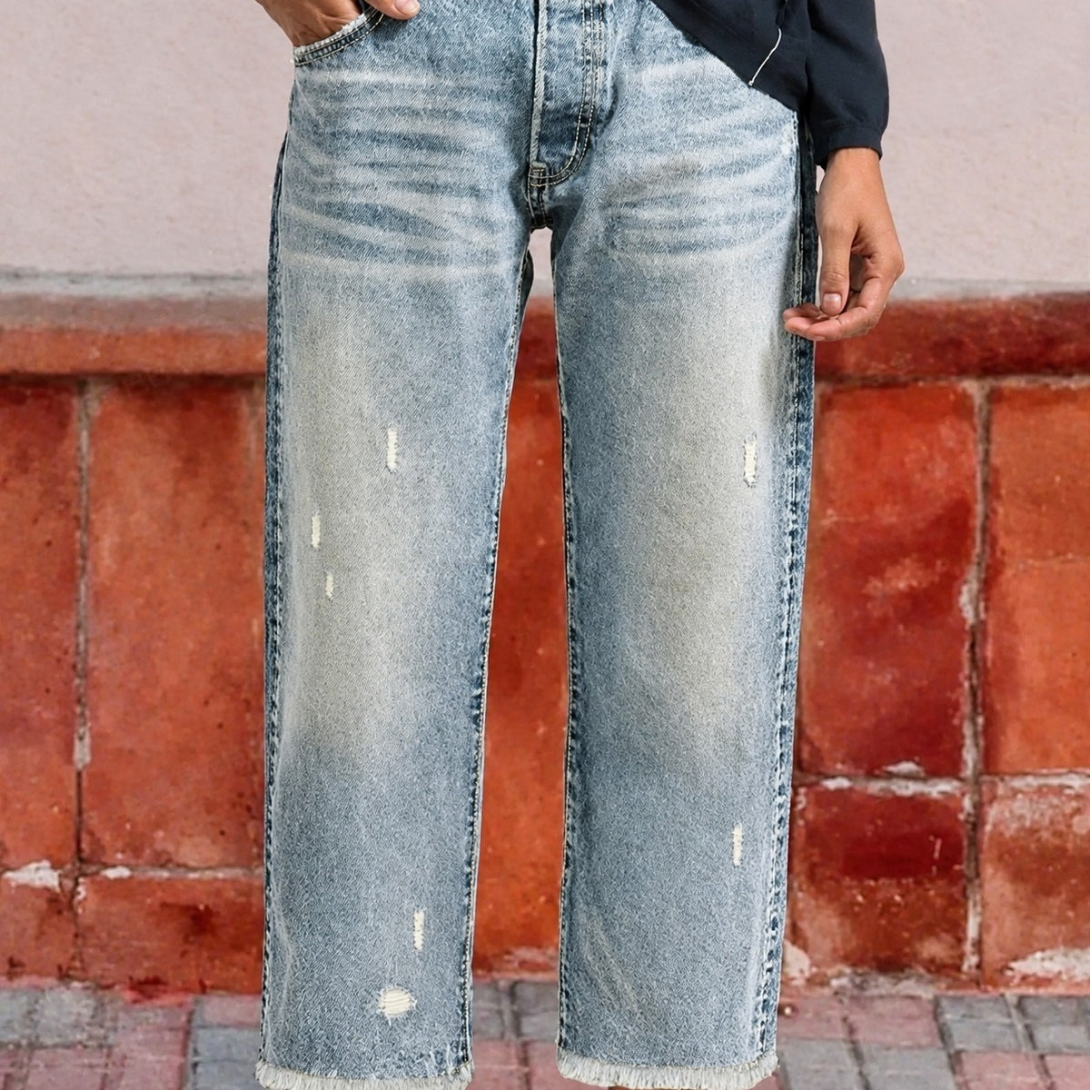 Damentragende Jeans mit geradem Bein, verwaschener Optik, fransiger Saum und lockerer Passform