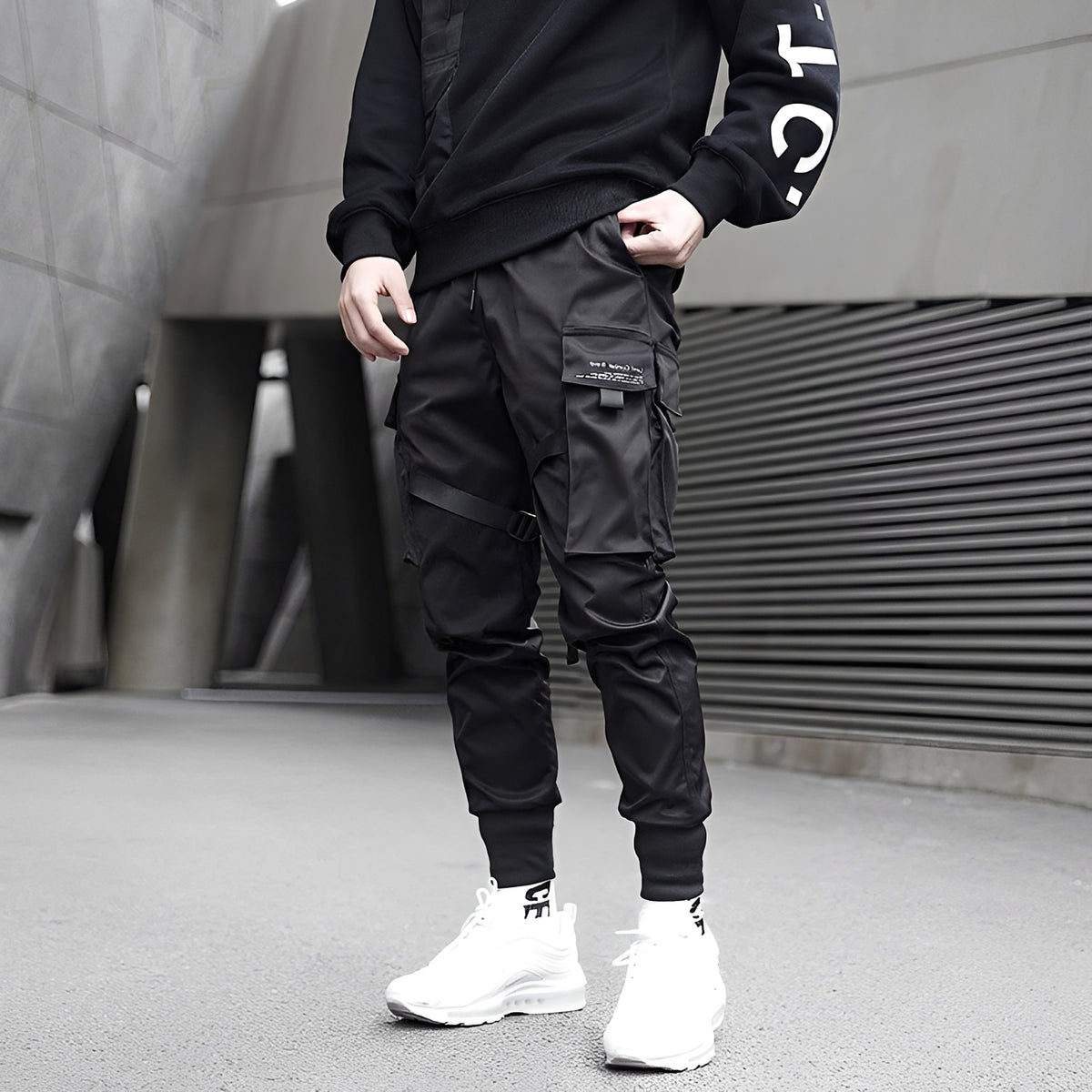 Herren Cargo-Hosen mit Tapered Schnitt, verstellbaren Trägern und Mehrfachtaschen