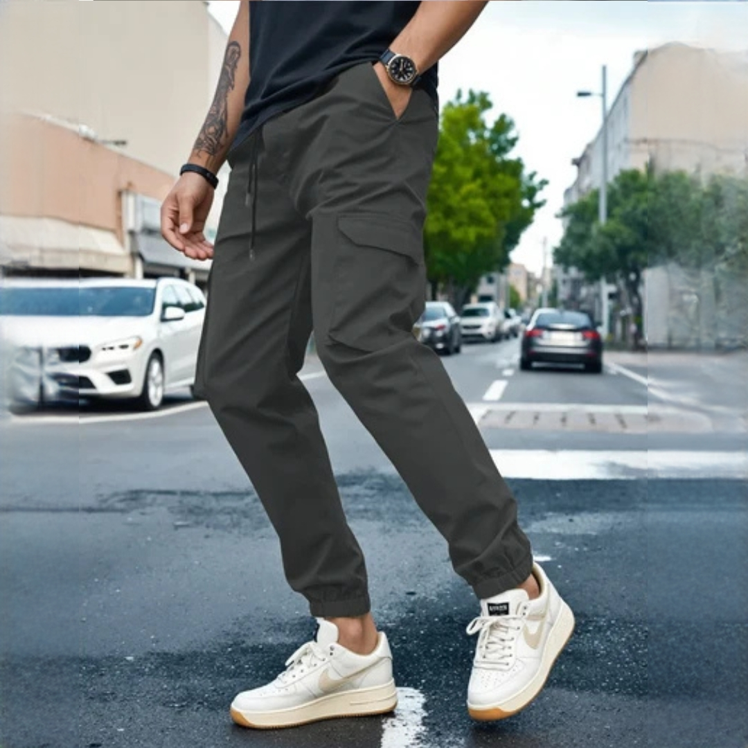 Herren Cargohosen Slim-Tapered Passform mit Kordelbund und Elastiksaumnen - Flap-Taschen auf Oberschenkel
