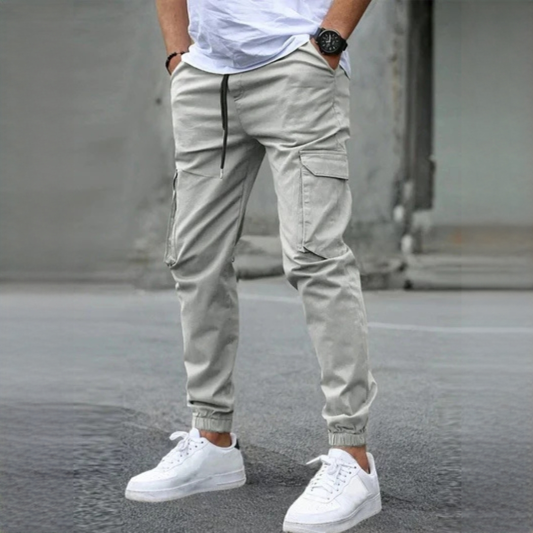 Herren Cargohosen Slim-Tapered Passform mit Kordelbund und Elastiksaumnen - Flap-Taschen auf Oberschenkel