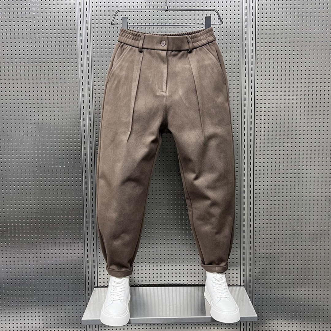 Herren Pleated Trousers: Bund mit Gürtel-Ösen, elastischer Taillenbund, frontale Falten, tapered Beinabschluss