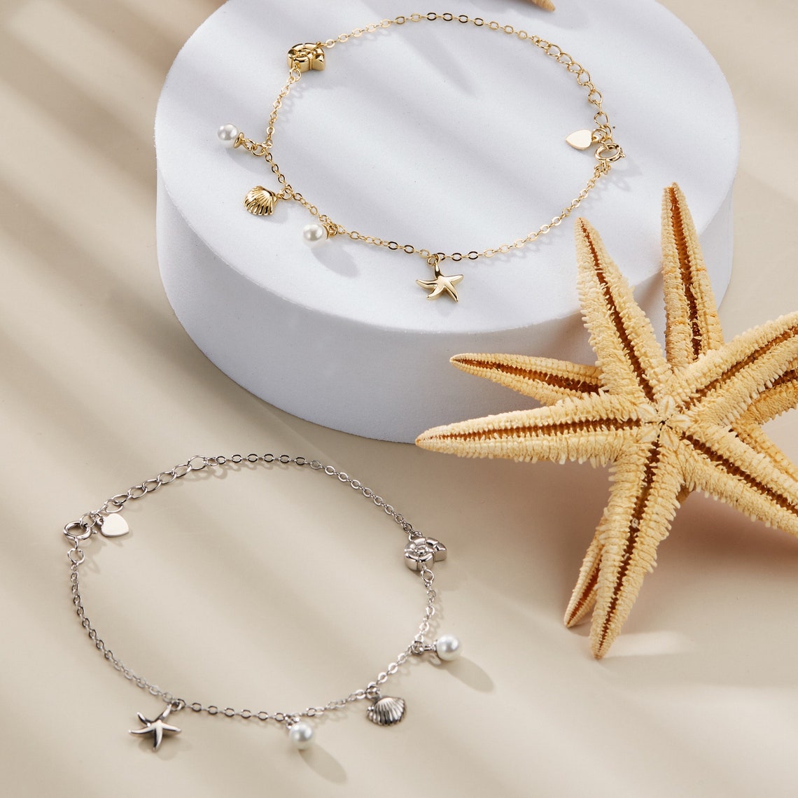 Armband mit Anhängern aus Muschel und Seestern