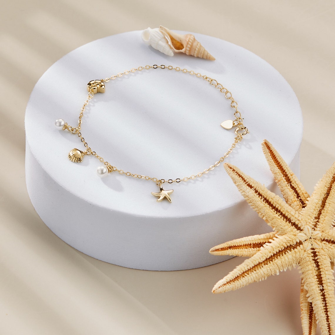 Armband mit Anhängern aus Muschel und Seestern