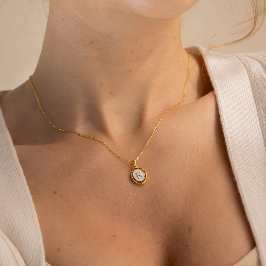Halskette mit Initialen-Anhänger - Anhänger aus hellem Emaille und Gold