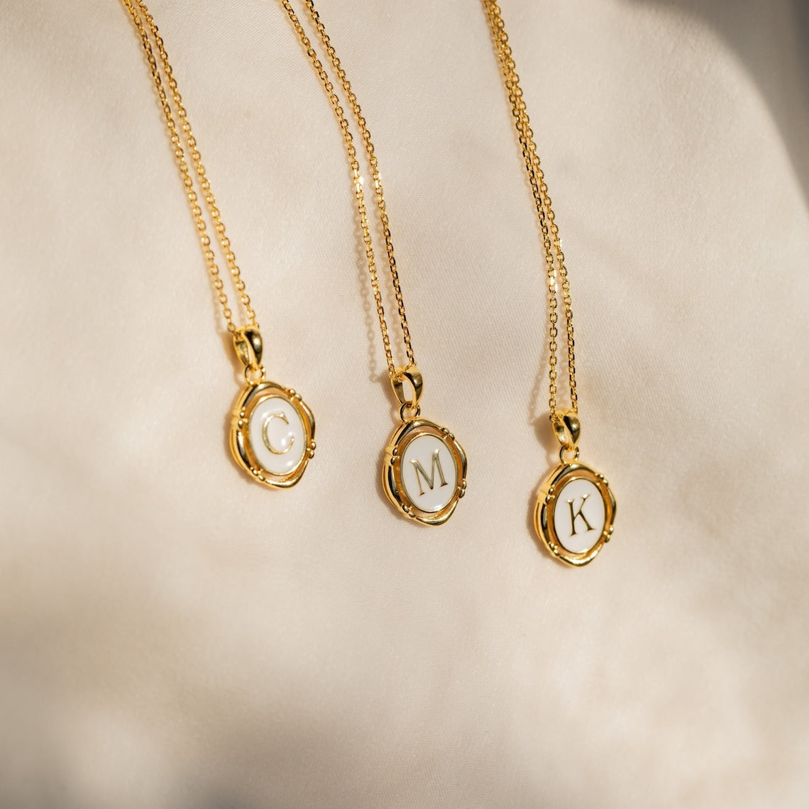 Halskette mit Initialen-Anhänger - Anhänger aus hellem Emaille und Gold