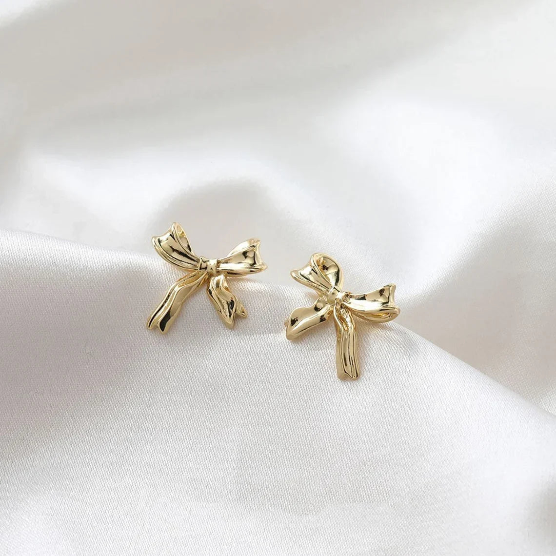 Ohrringe in Weißgold mit Schleifenmotiv - Knopfohrringe im Schleifenstil