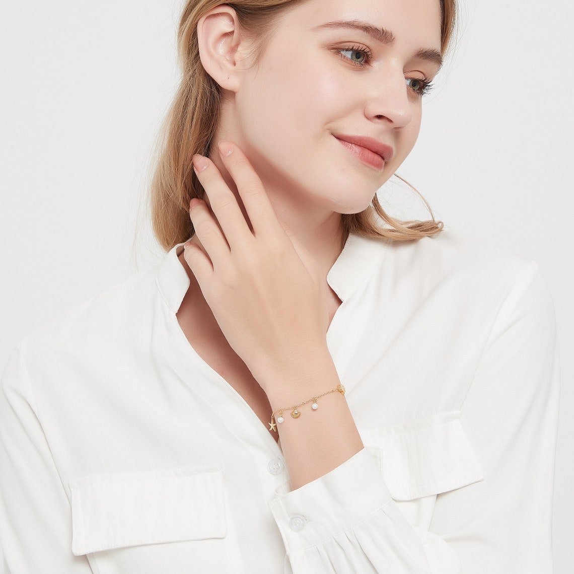 Armband mit Anhängern aus Muschel und Seestern