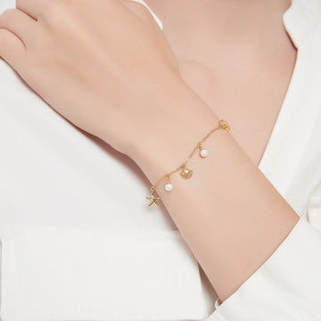 Armband mit Anhängern aus Muschel und Seestern
