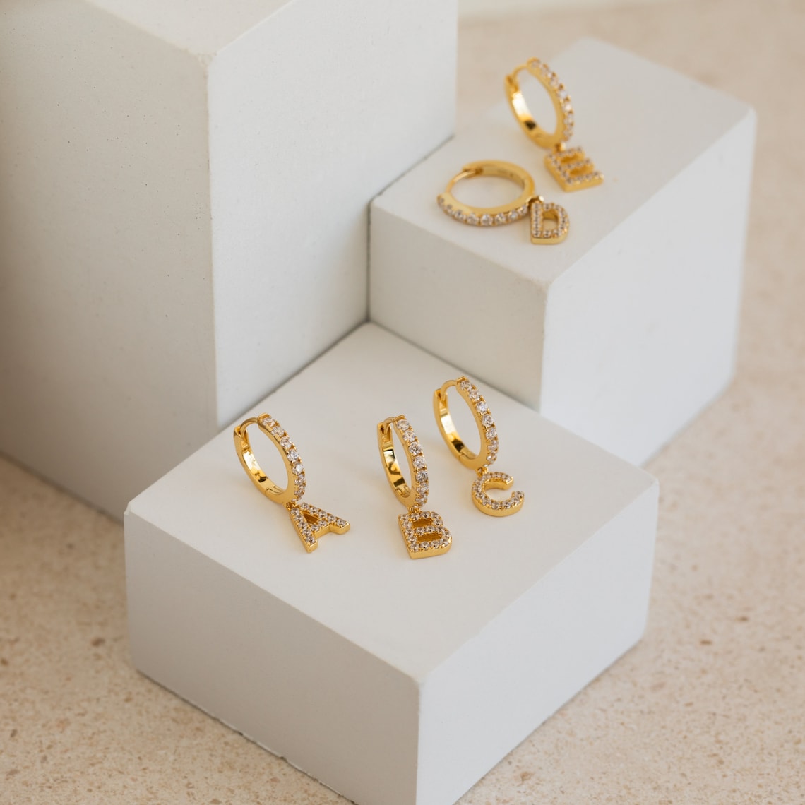 Buchstabenohrringe mit Diamanten - Filigrane Huggie-Ohrringe