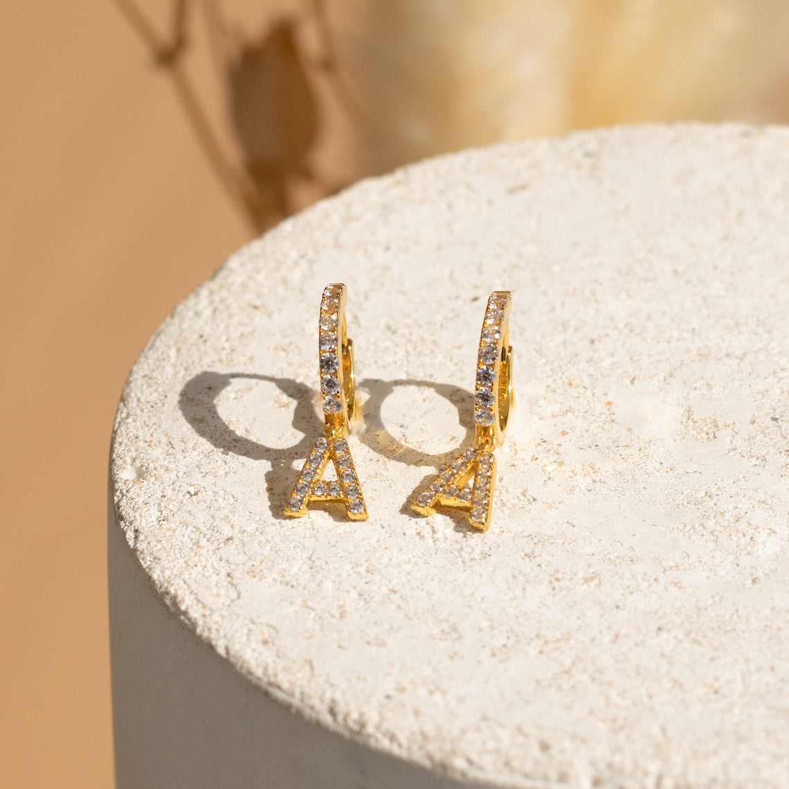 Buchstabenohrringe mit Diamanten - Filigrane Huggie-Ohrringe