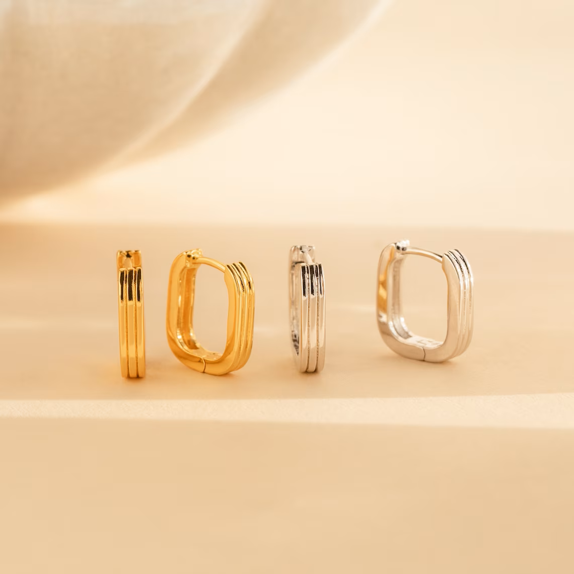 Ohrringe mit rechteckigen gerillten Elementen - Minimalistische Huggie-Ohrringe
