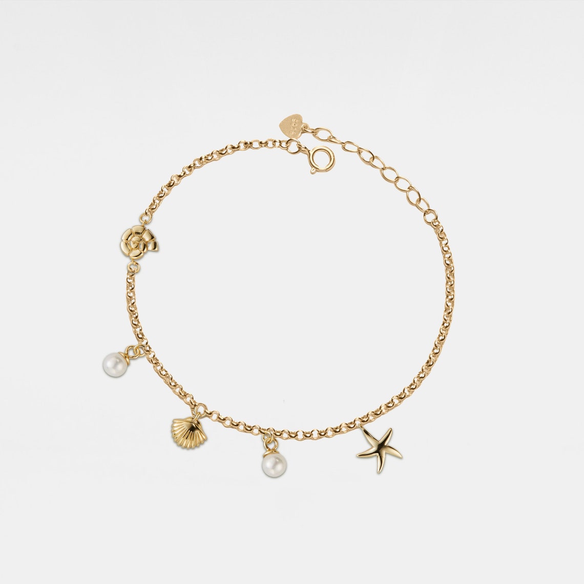 Armband mit Anhängern aus Muschel und Seestern
