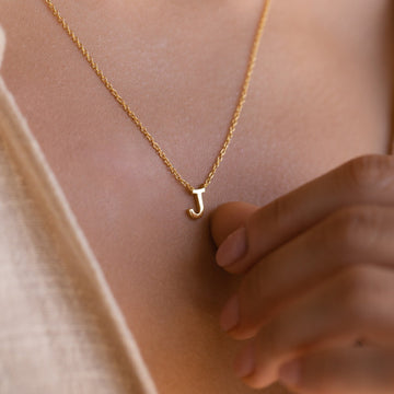 Elegantes Halsband mit Initialen - Stilvolles Schmuckstück mit Buchstaben