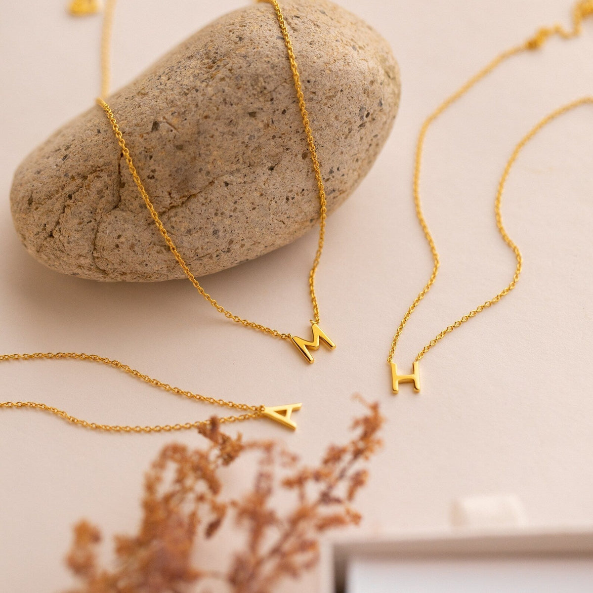 Elegantes Halsband mit Initialen - Stilvolles Schmuckstück mit Buchstaben