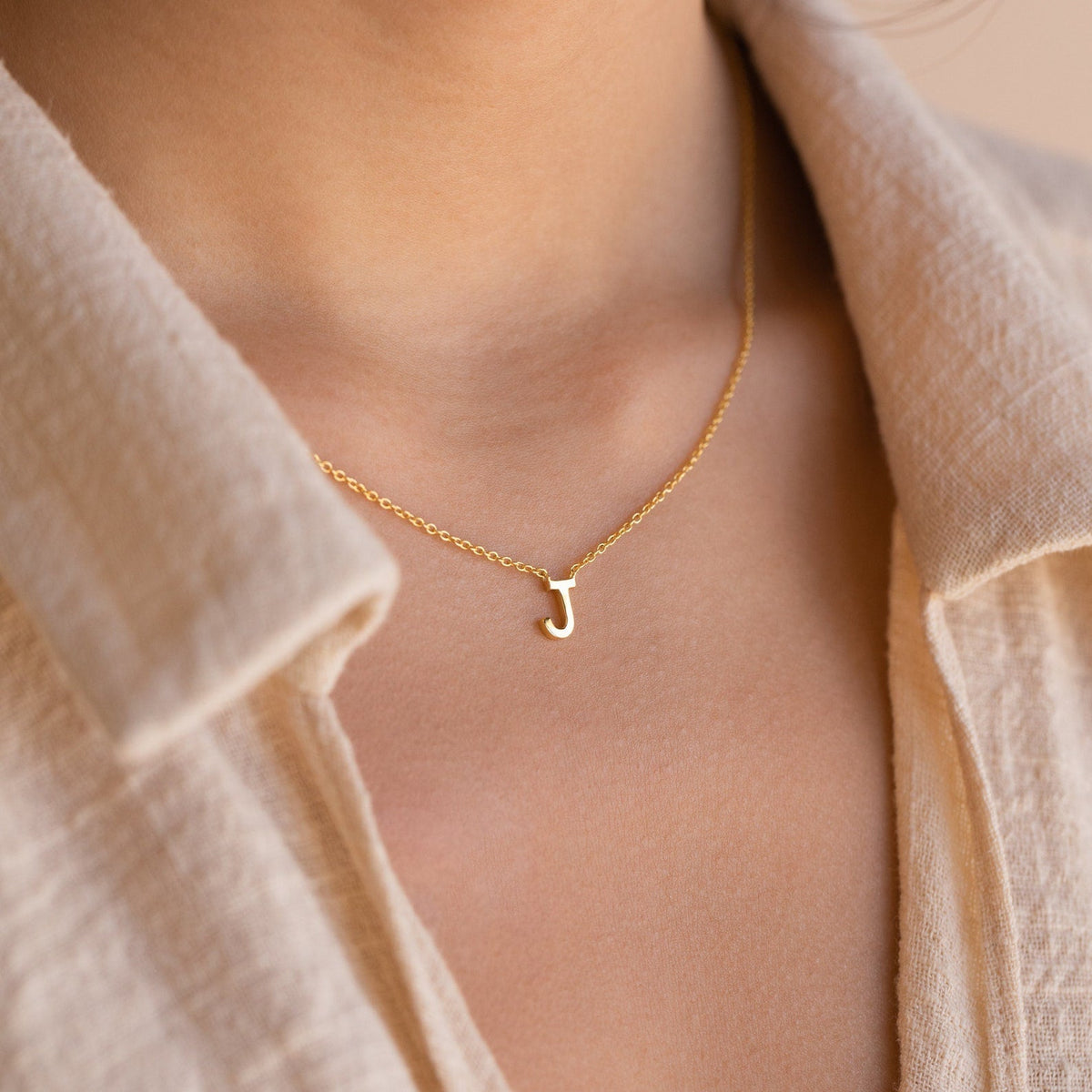 Elegantes Halsband mit Initialen - Stilvolles Schmuckstück mit Buchstaben