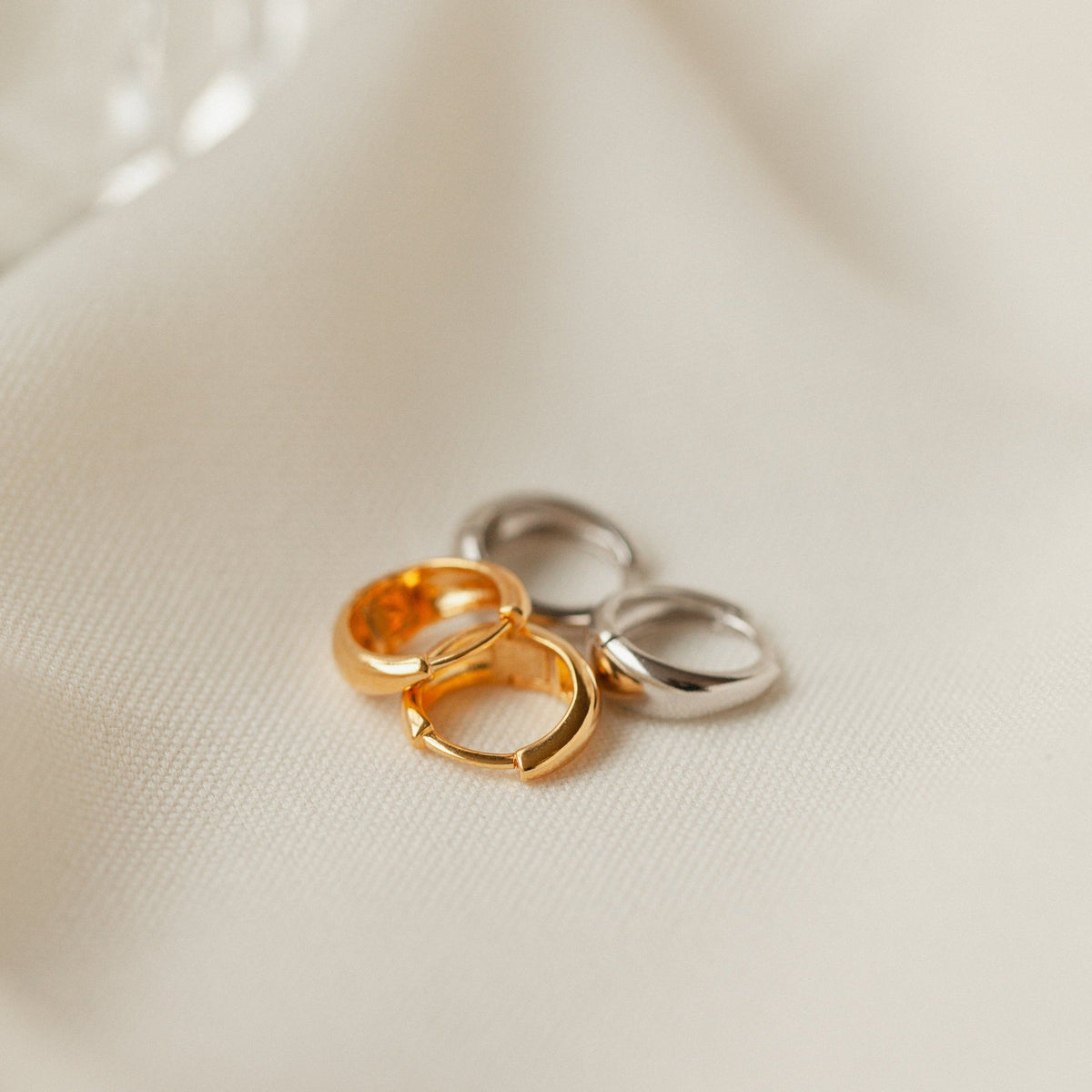 Knickbare Huggies - Ohrringe mit gebogener Schnalle