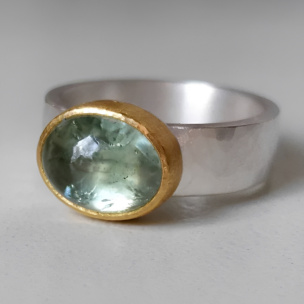 Selma – Vintage-Ring mit rundem grünen Stein