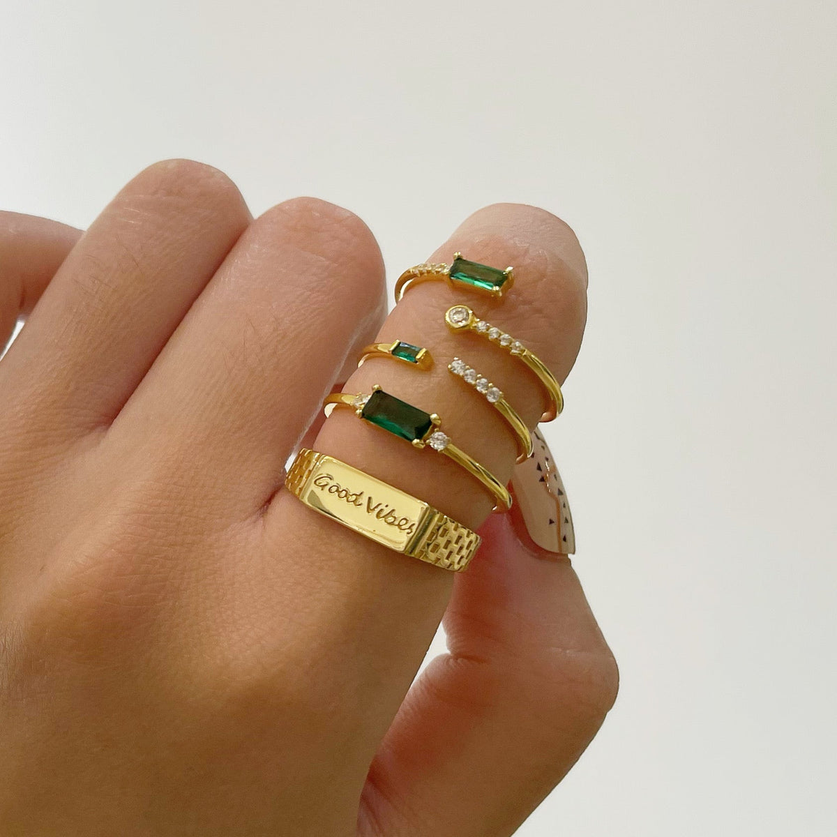 Fen - Stilvoller Baguette-Ring mit grünem Zirkon