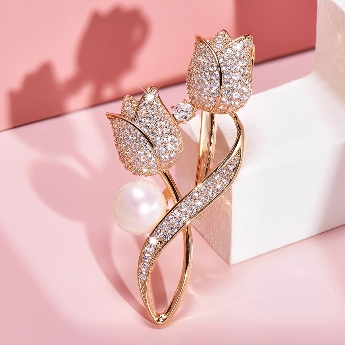 Jackie – Brosche mit goldfarbenem Tulpenmotiv, Zirkonia und Perle, Gold