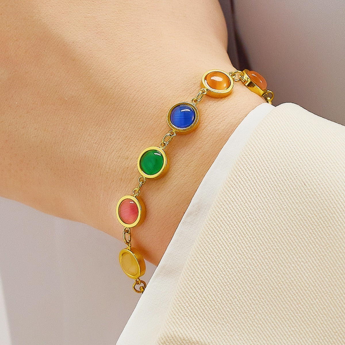 Maisie – Goldenes Armband mit farbigem Stein
