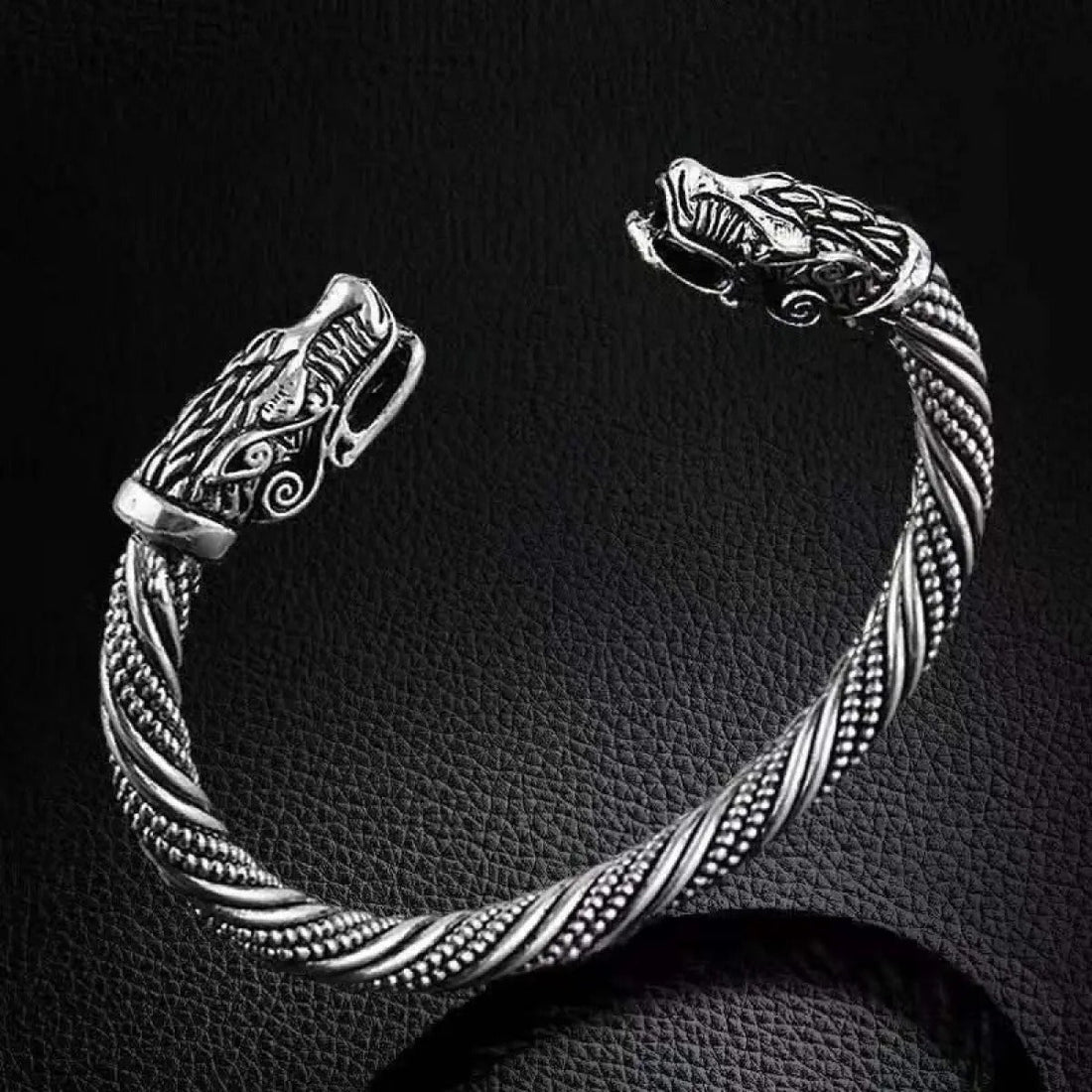 Ragnar – Wikingerarmband im antiken Silberdesign für Männer
