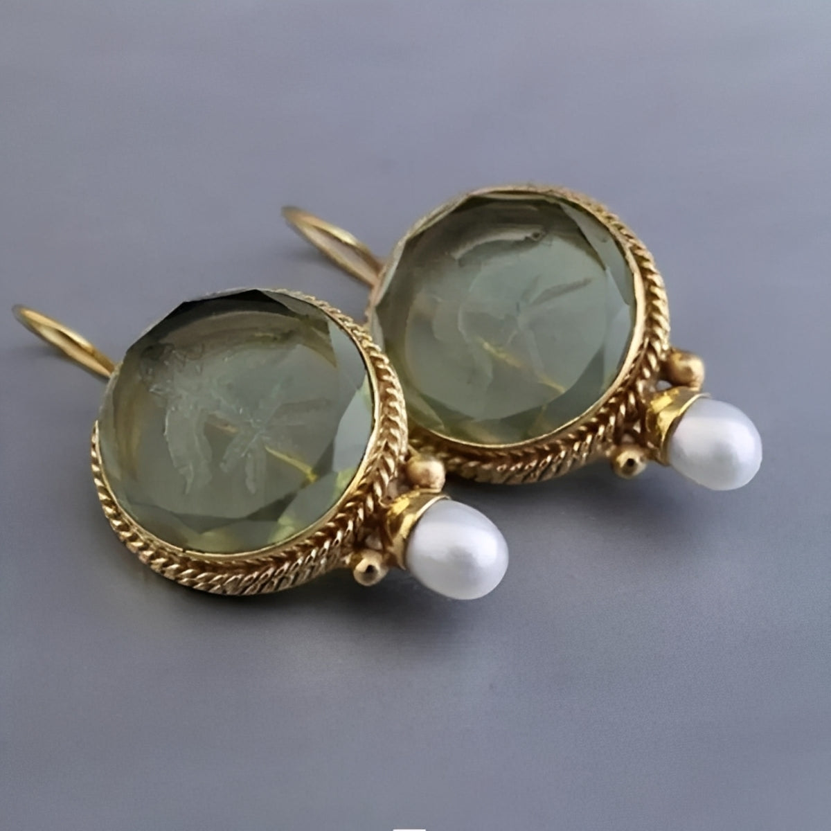 Nolwenn – Vintage-Ohrringe mit Perlen und Smaragd