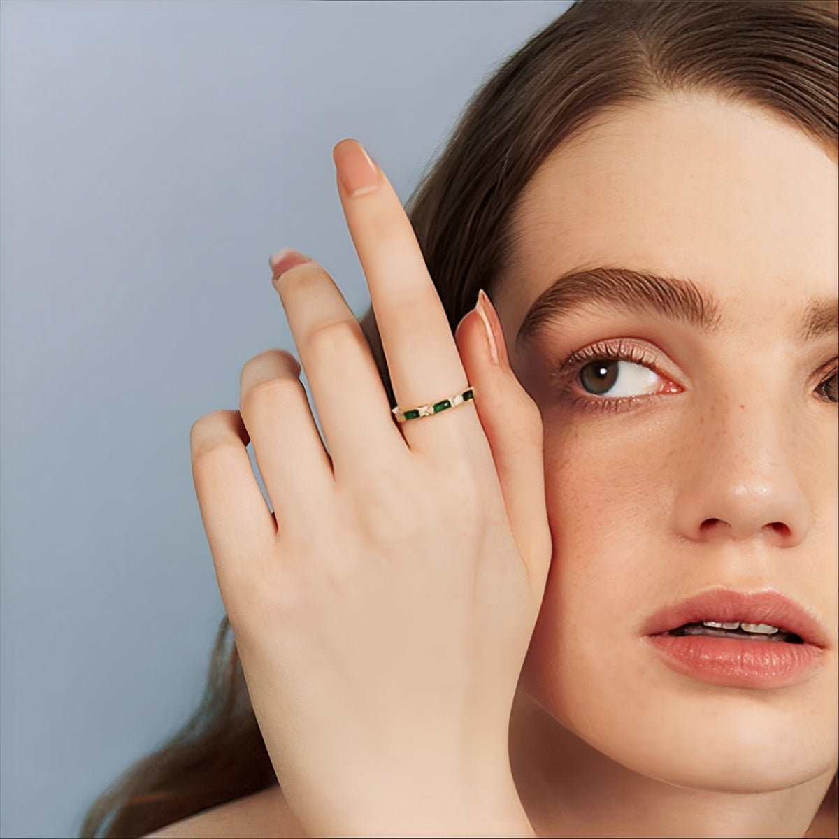 Sana – Vintage-goldener Ring mit integriertem grünem Zirkon