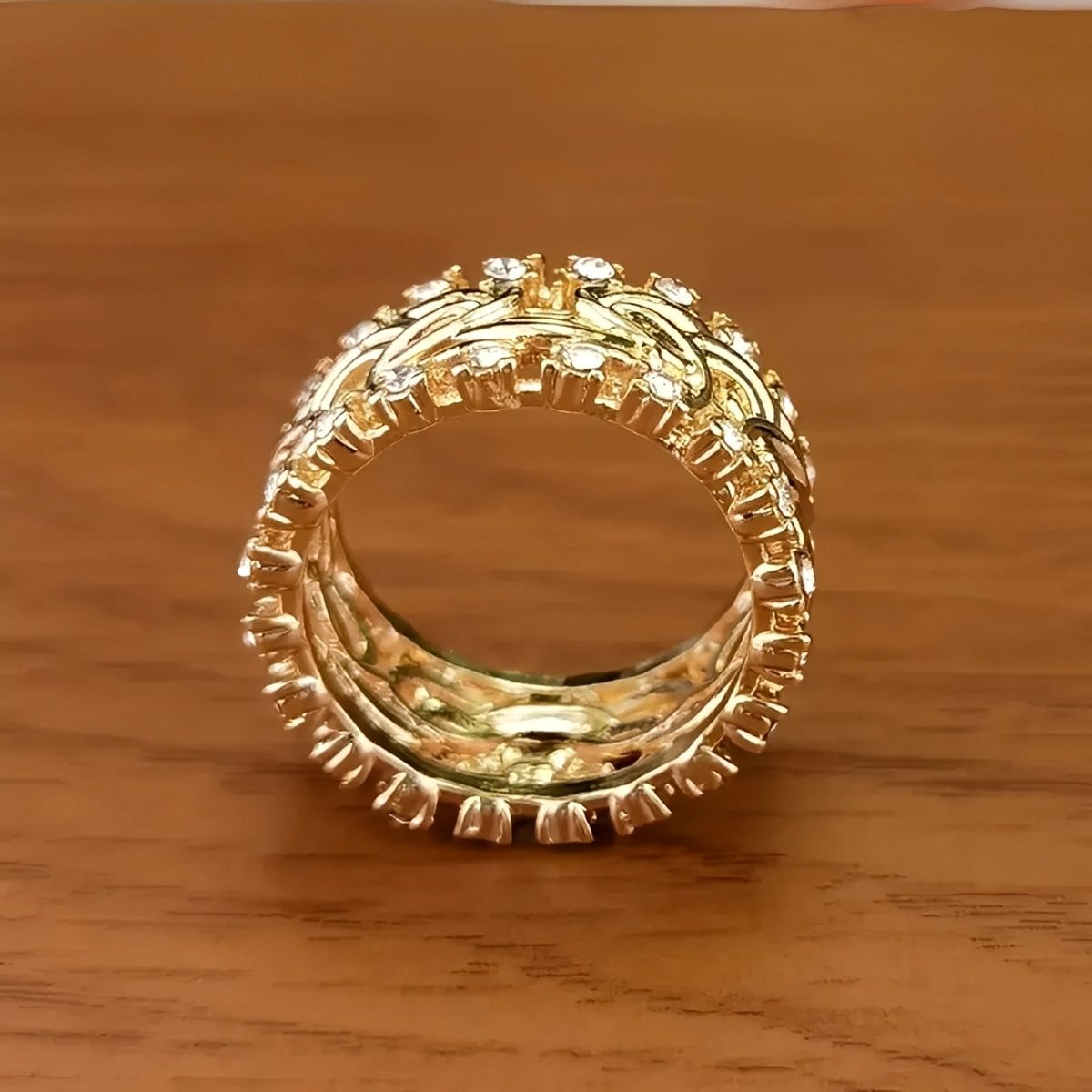 Lydia – Geflochtenes Schmuckstück aus Gold mit Zirkonia