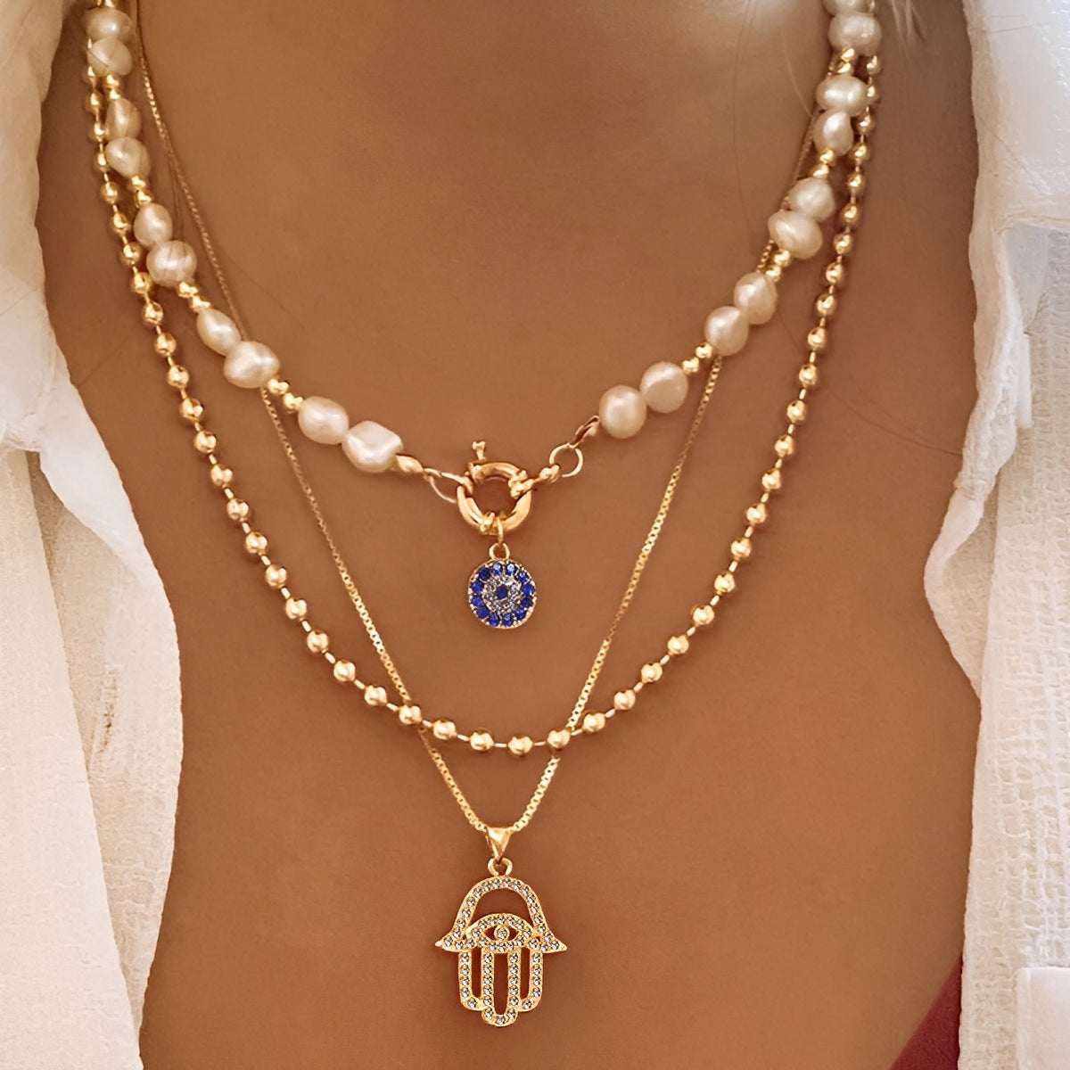 Nadia – Halskette mit vielen Reihen von Perlen und Hamsa-Hand