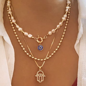 Nadia – Halskette mit vielen Reihen von Perlen und Hamsa-Hand