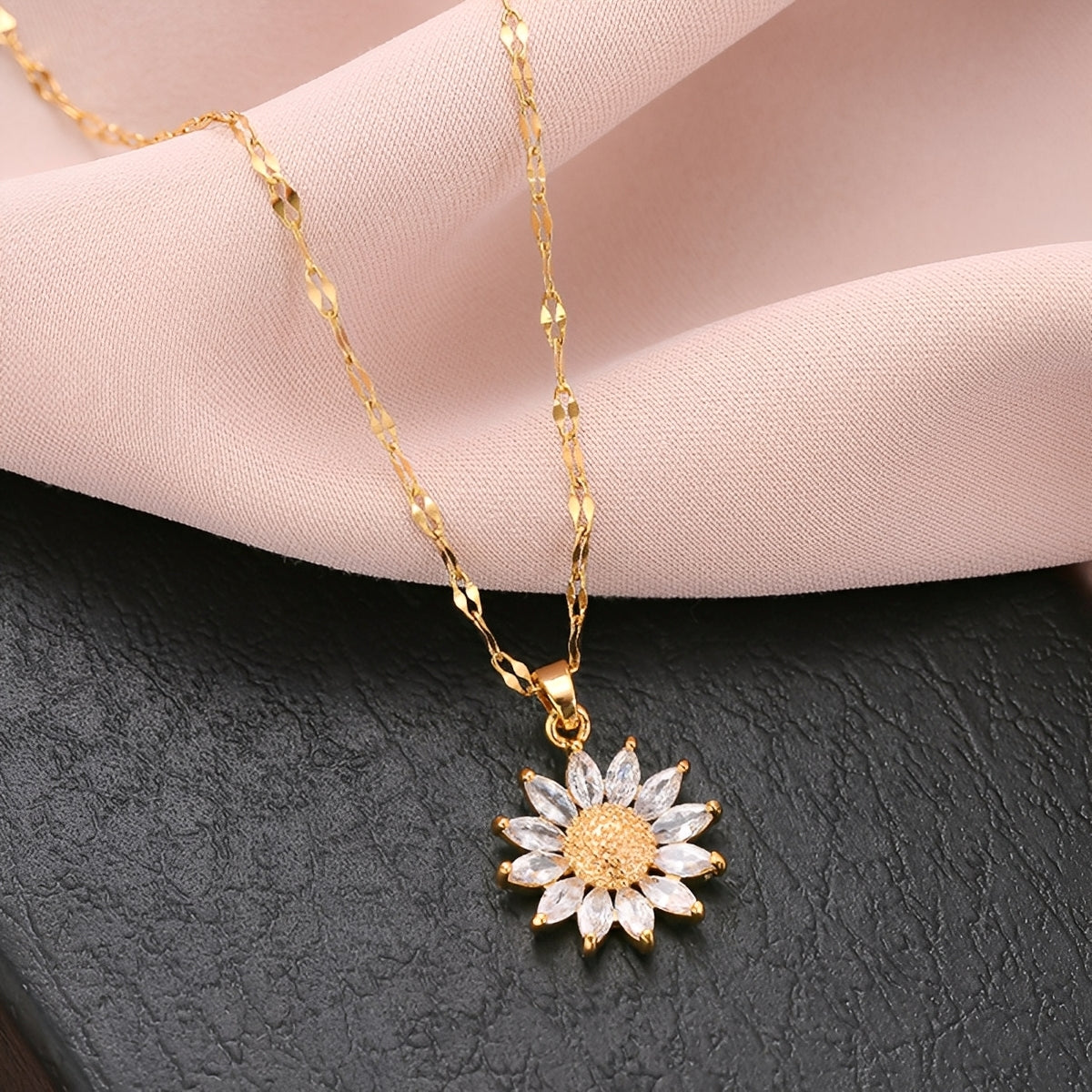 Manon – Strahlende Sonnenblumen-Halskette in Gold