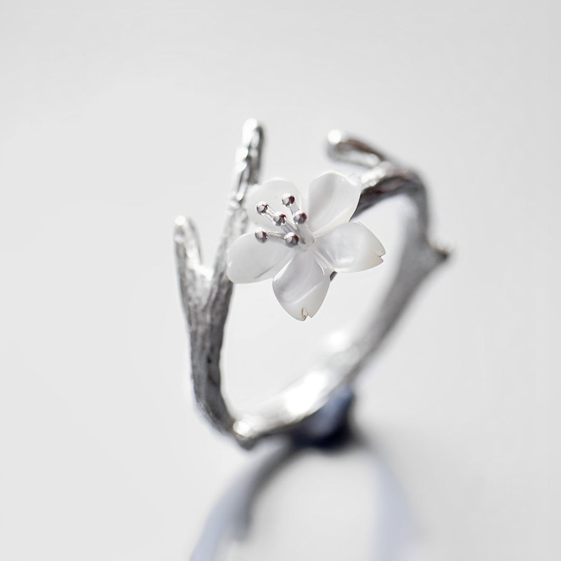 Lilou – Verstellbarer Vintage-Ring mit weißer Blüte