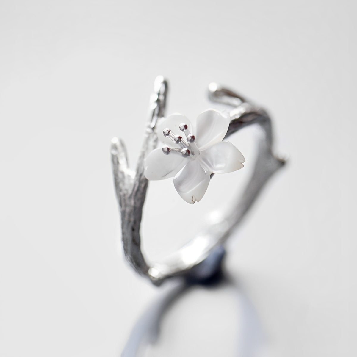 Lilou – Verstellbarer Vintage-Ring mit weißer Blüte