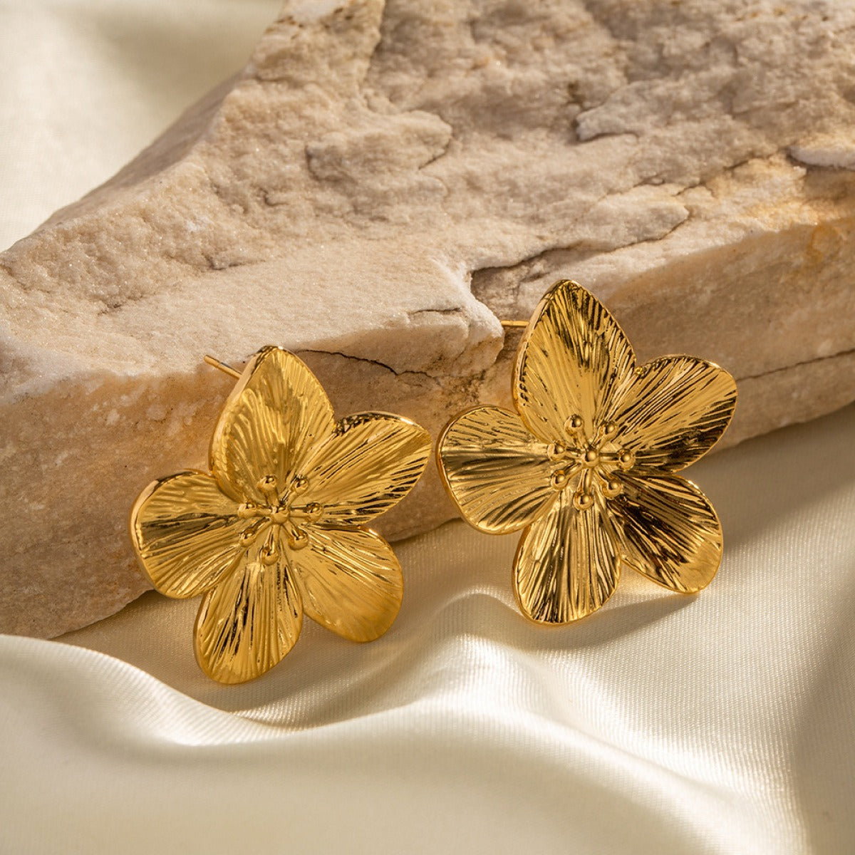 Rianne – Ohrringe mit Blumenmotiv in Gold