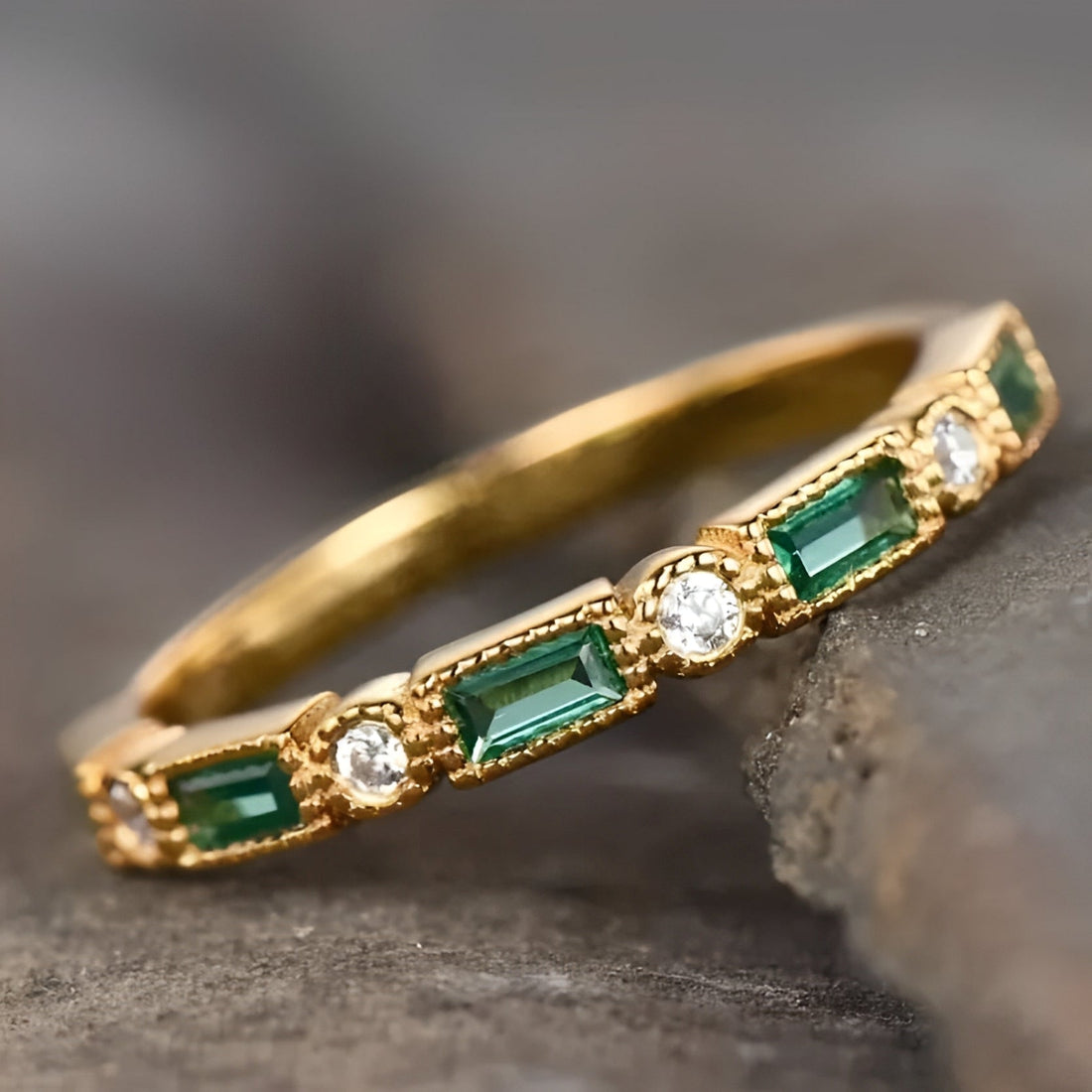 Sana – Vintage-goldener Ring mit integriertem grünem Zirkon